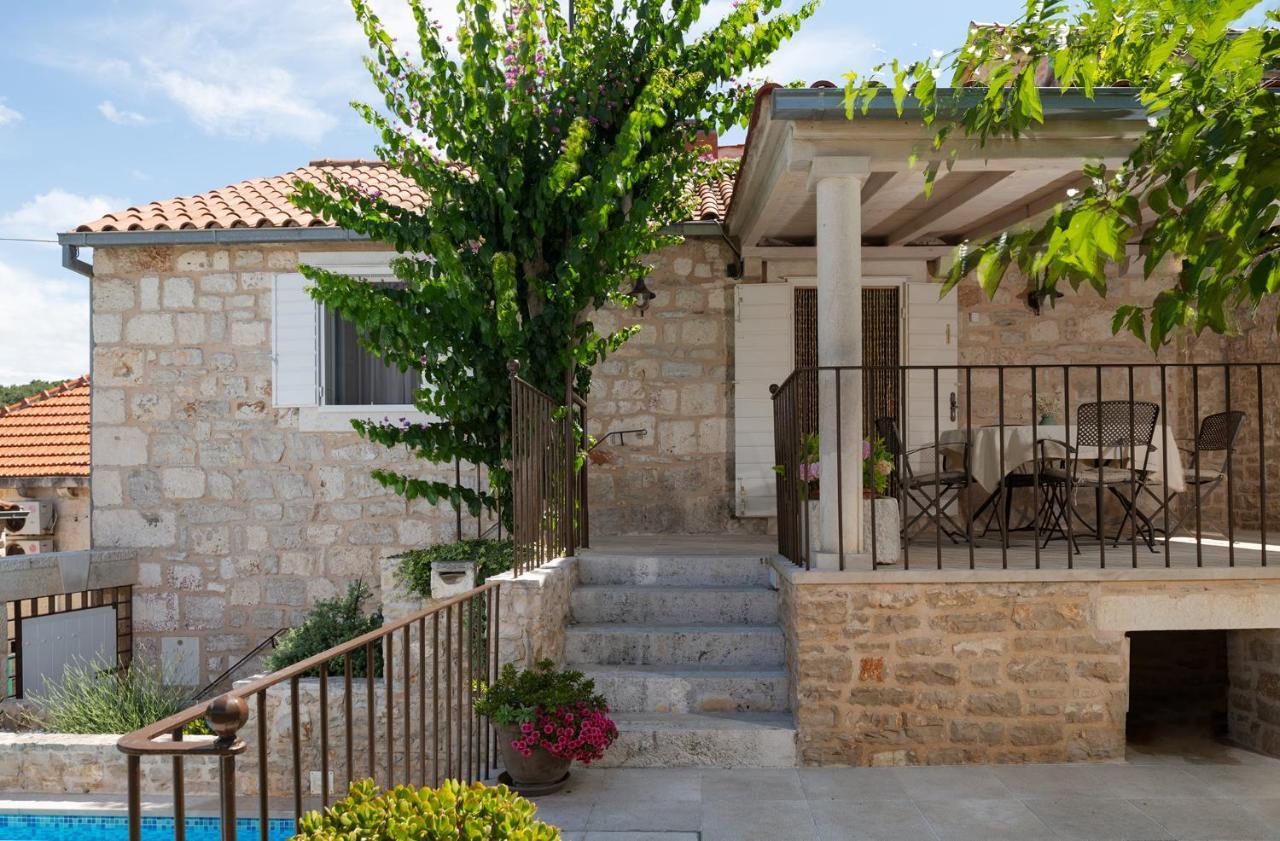 Heritage House Dvor Sutivan Exterior photo
